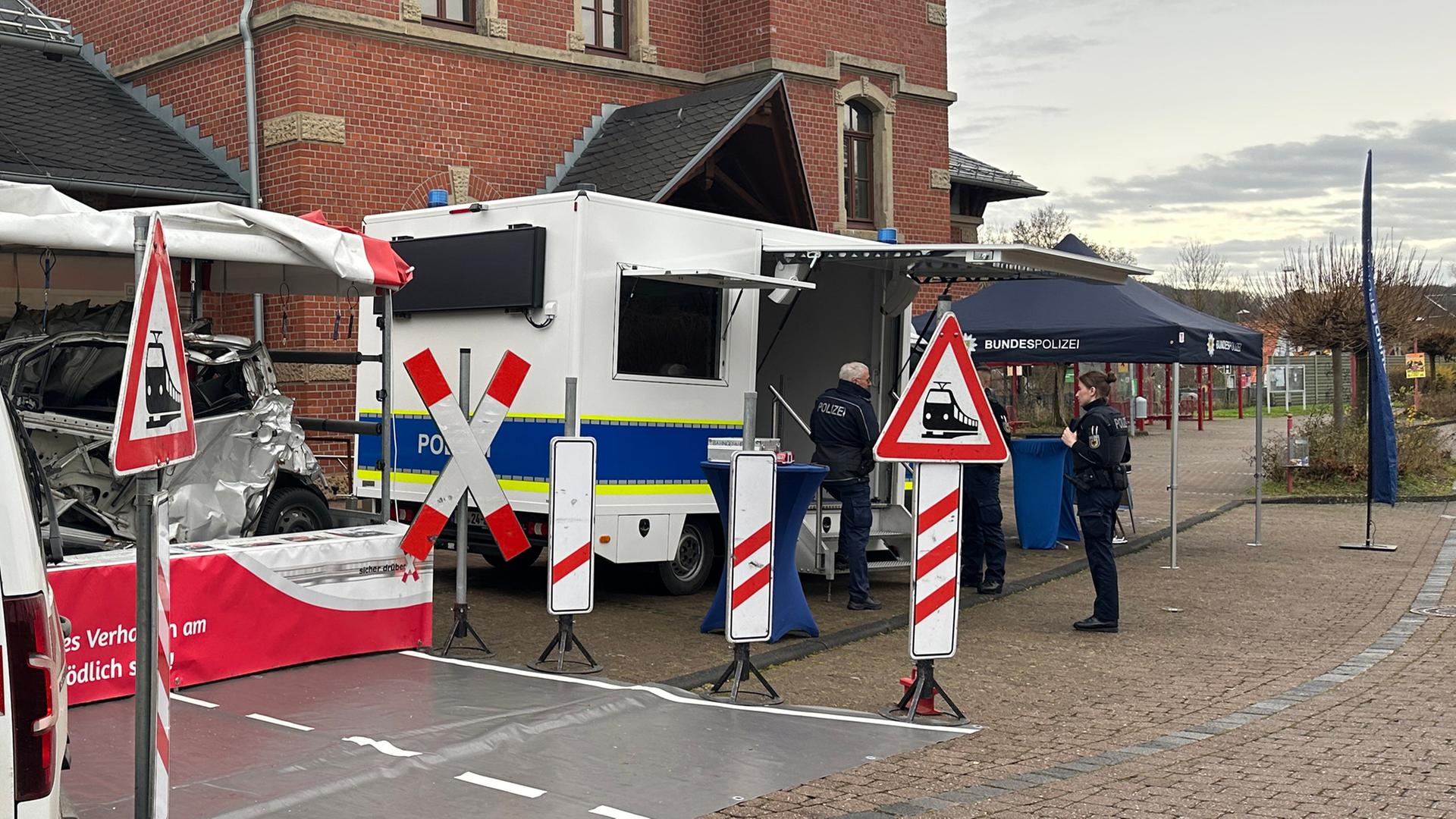 Aktion der Polizei am Bahnhof Friedland für mehr Sicherheit. | NDR