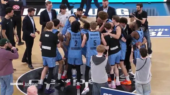 Das Team der Hamburg Towers steht zusammen im Kreis.
