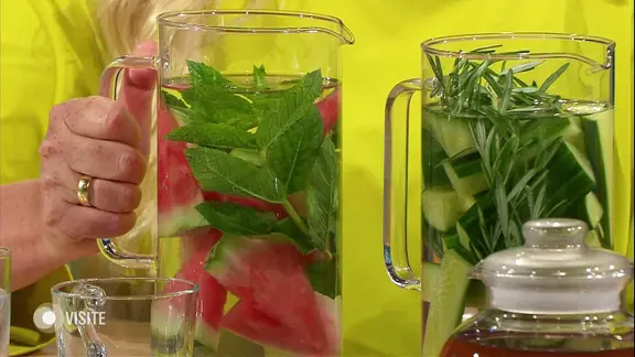 Zwei Karaffen mit Wasser stehen auf einem Tisch.