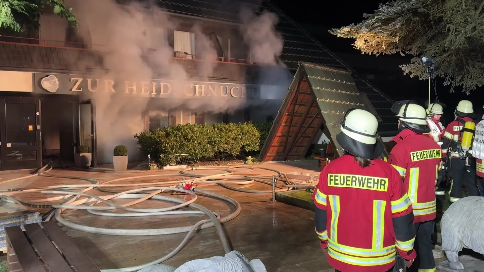 Brand in Hotel in Asendorf: Feuerwehr rettet Gäste aus Gebäude