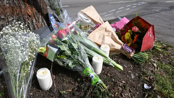 Blumen an einer Unfallstelle, an der mutmaßlich nach einem illegalen Autorennen zwei Menschen starben.