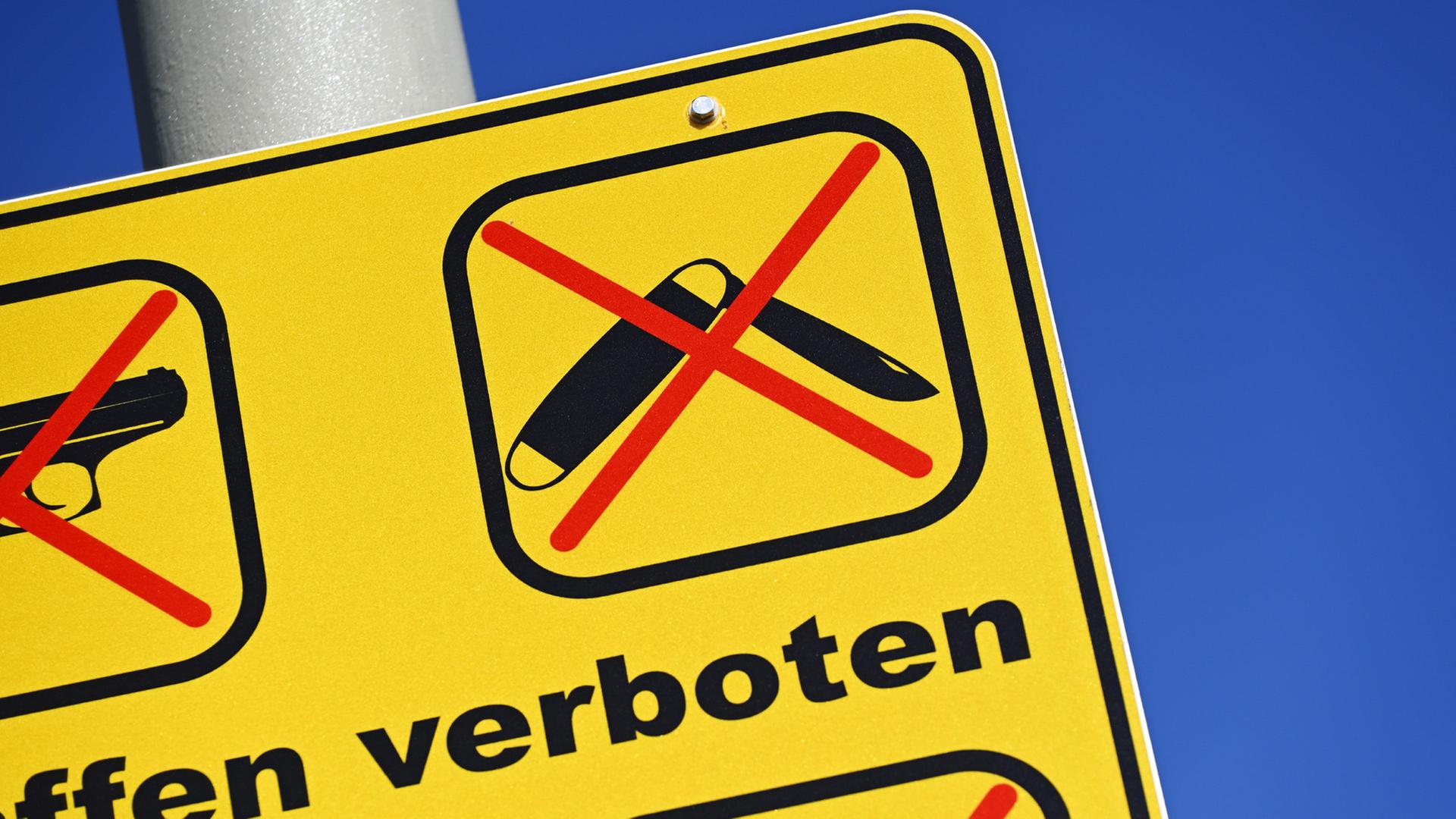 Waffenverbotsschild mit durchgestrichenem Messersymbol. | picture alliance/CHROMORANGE/Christian Ohde, Christian Ohde