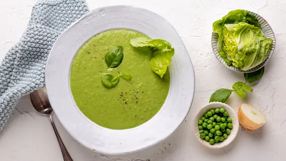 Ein Teller mit einer Erbsen-Bohnen-Suppe. 