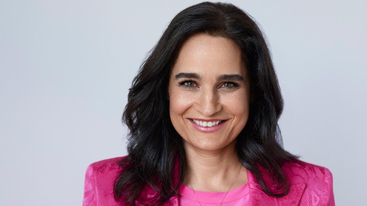 Hautärztin und Autorin Dr. med. Yael Adler lächelt in die Kamera, sie trägt einen pinkfarbenen Blazer