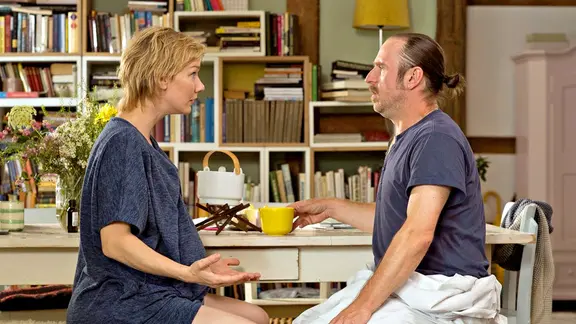 Schotty (Bjarne Mädel) und Silke (Sandra Hüller) in hitziger Diskussion über das Für und Wider außergewöhnlicher Vornamen.