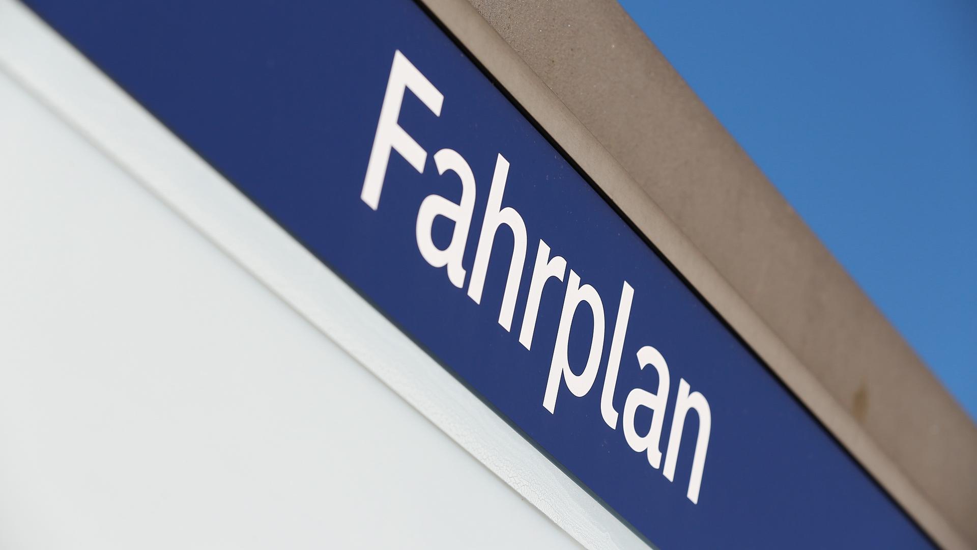 Der Schriftzug Fahrplan an einem Bahnhof. | NDR, Pavel Stoyan