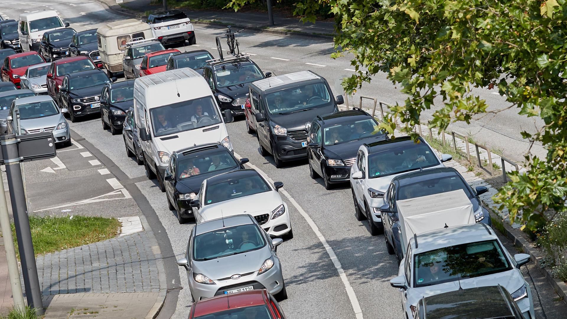 Reichen zwei Fahrspuren? Streit um Rückbau der B73 in Harburg