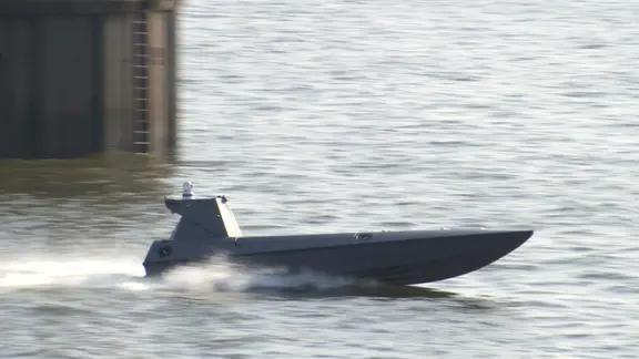 Ein kleines Boot im Wasser von Blohm+Voss