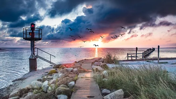 Über den Nothafen führt ein abwechslungsreicher Rundwanderweg zurück nach Prerow. | NDR, Klaus Haase aus Prerow Sonnenuntergang am Darßer Nothafen