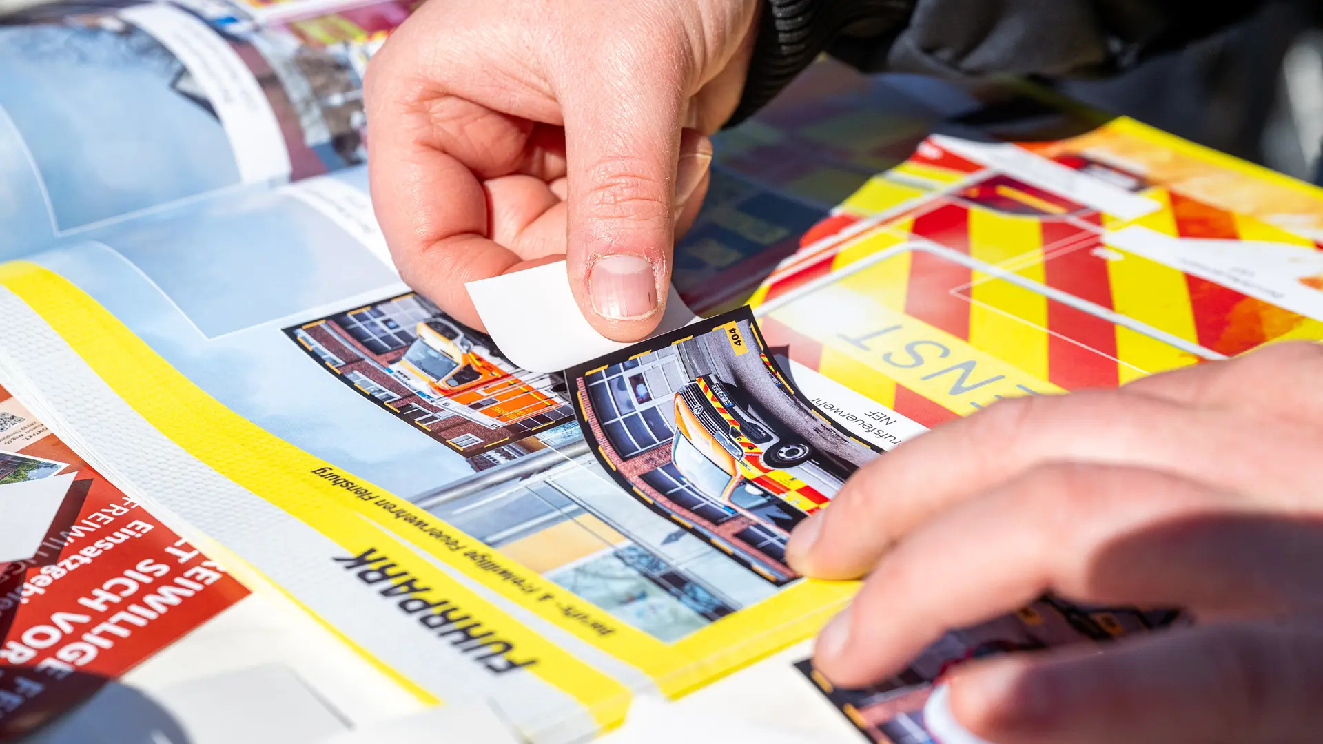 Flensburg: Feuerwehren wollen Nachwuchs mit Stickerheft begeistern