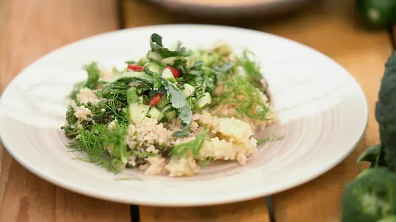 Couscous mit Brokkoli, Fenchel und Gurken-Salsa auf einem Teller angerichtet.