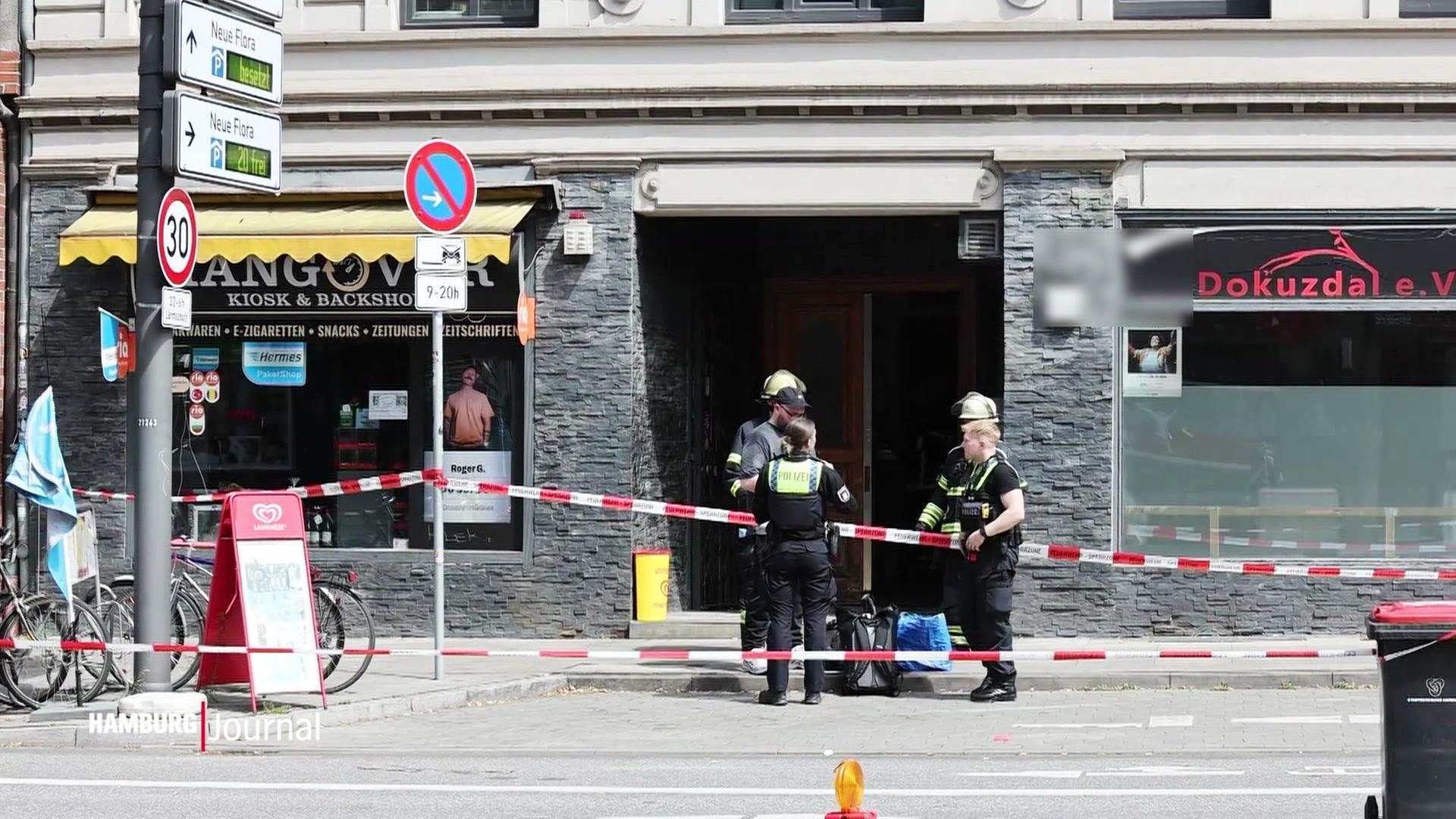 Einsatzkräfte stehen vor einem Hauseingang. | Screenshot