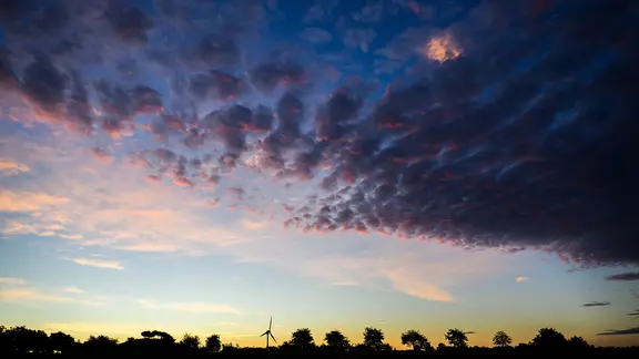 Die aufgehende Sonne verfärbt den Morgenhimmel in Hannover.
