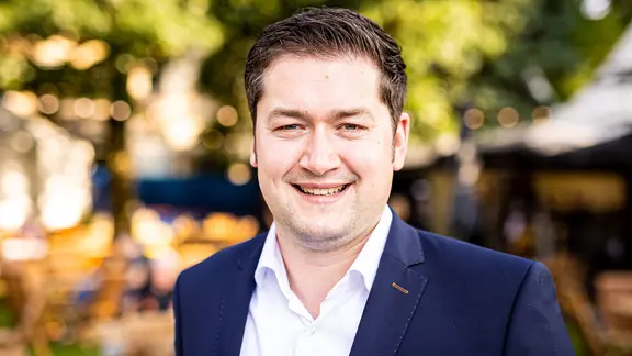 Thorsten Kornblum (SPD) posiert vor Beginn einer Podiumsdiskussion zur Kommunalwahl.