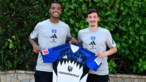 Warmed Omari und Giorgi Gocholeishvili (v.l.) vom Hamburger SV 