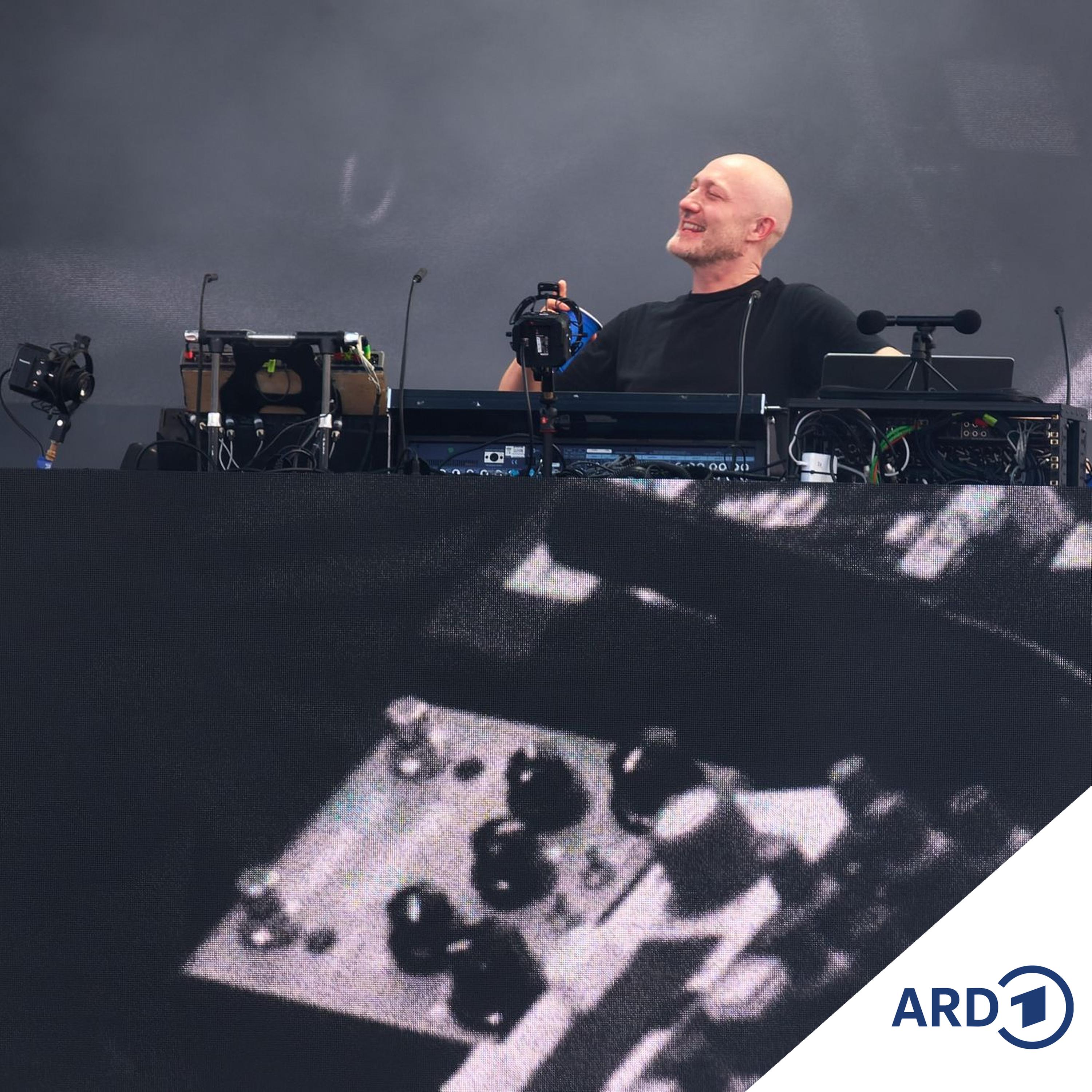 Paul Kalkbrenner lockt trotz Hitze Tausende aufs Heiligengeistfeld episode artwork