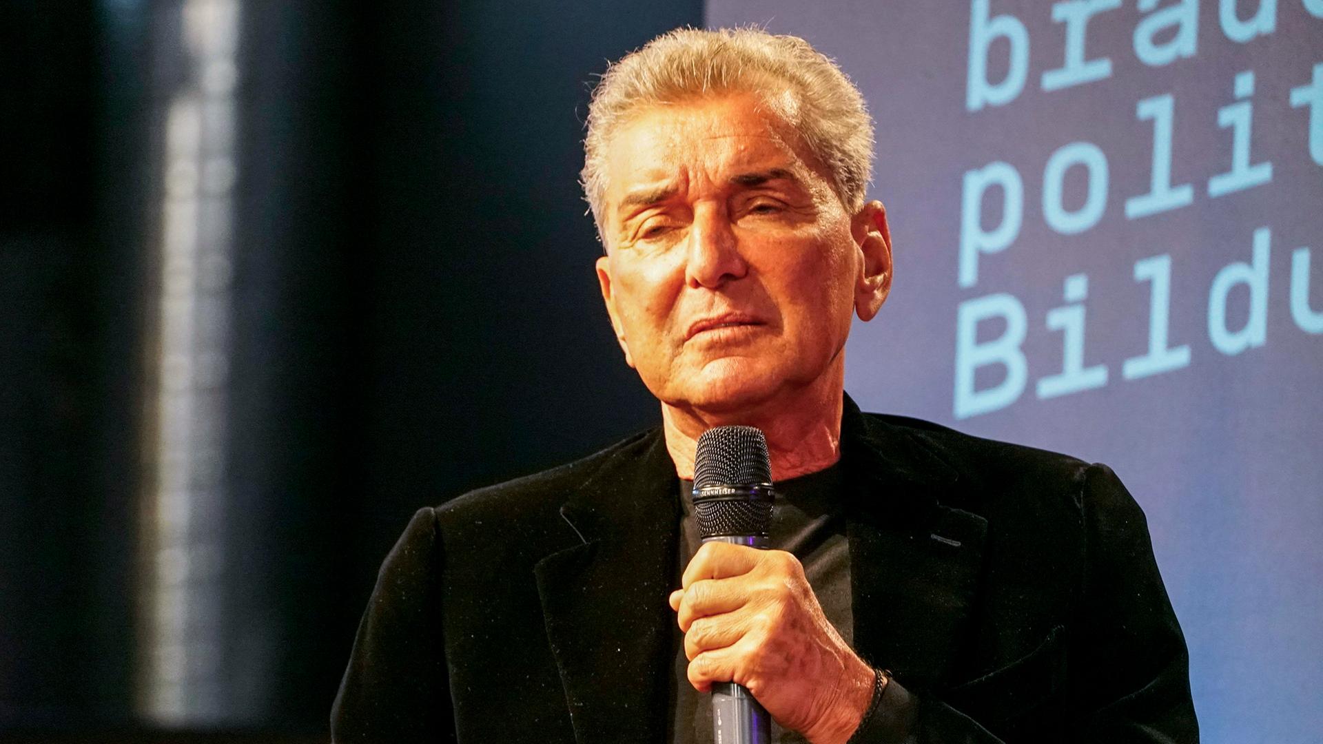 Michel Friedman auf der Bühne | IMAGO / BREUEL-BILD