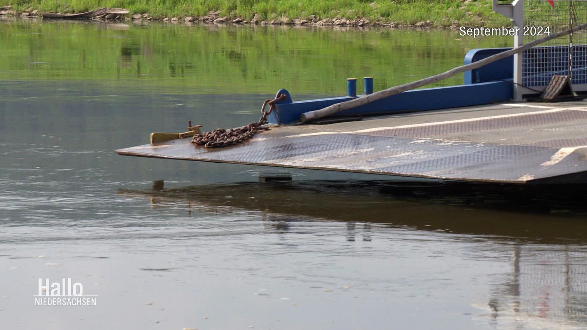 Die Rampe einer Fähre über dem Wasser eines Flußes. | Screenshot