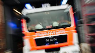 Die Front eines Feuerwehrautos mit verzerrter Unschärfe.