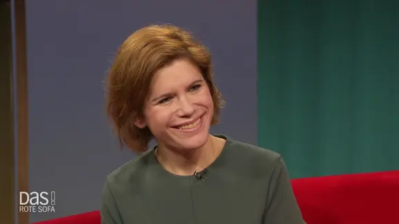Ingrid Brodnig auf dem Roten Sofa.