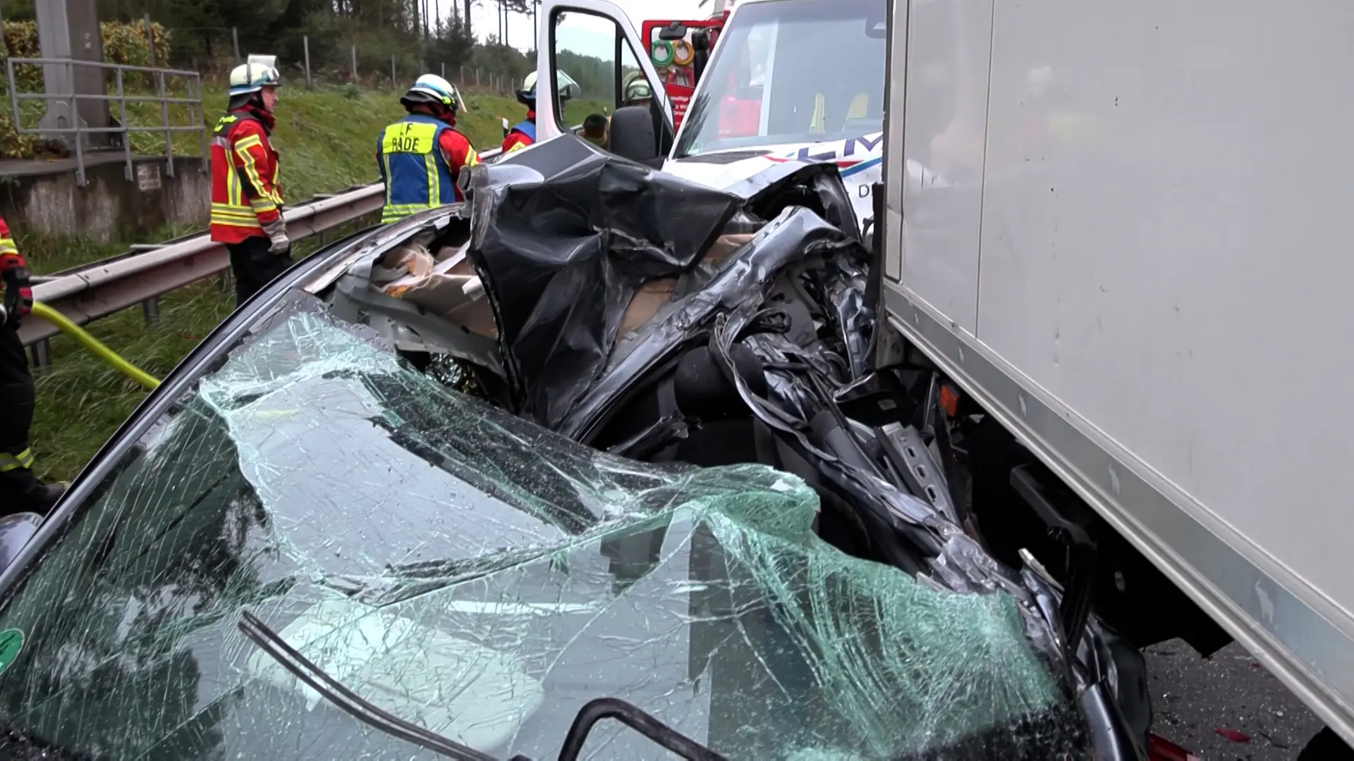 Unfall auf A1 bei Buchholz: Transporter schiebt Auto unter Lkw | ndr.de