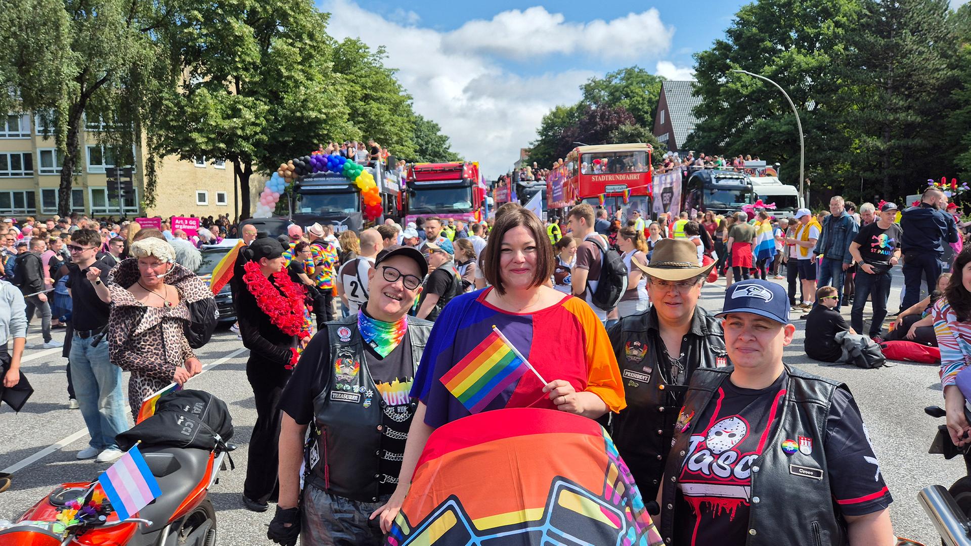 Zehntausende bei bunter CSD-Demo in Hamburg