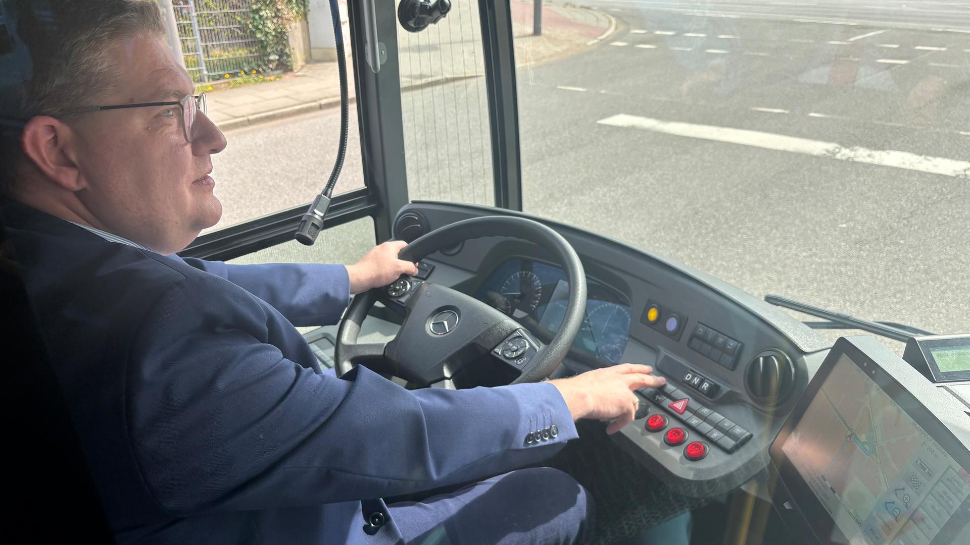 Vom Zahnarzt zum Busfahrer: Ein Arzt aus Wedel erfüllt seinen Traum