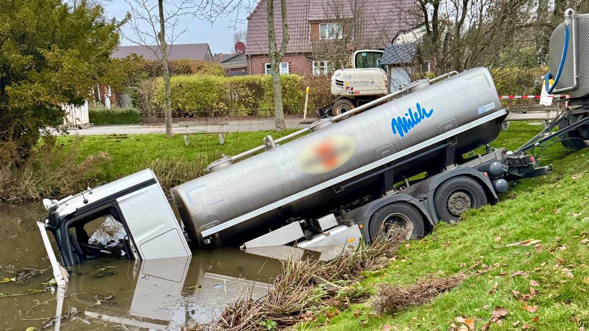 Bohmstedt: Milchtankwagen fährt in Klärteich