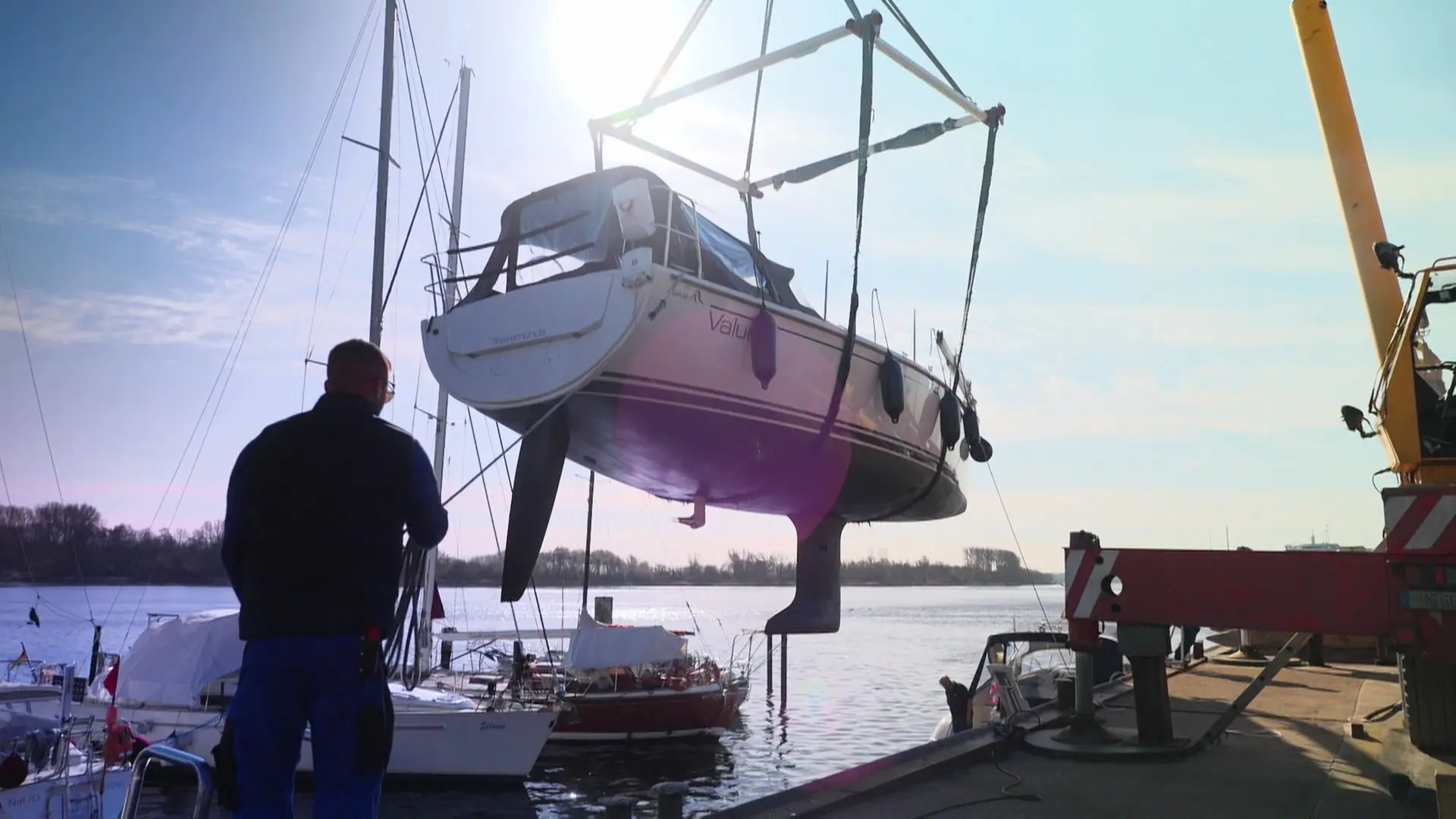 Travemünde: Hochbetrieb in der Marina Baltica beim Abslippen