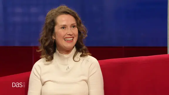 Journalistin und Autorin Katja Lewina auf dem Roten Sofa.