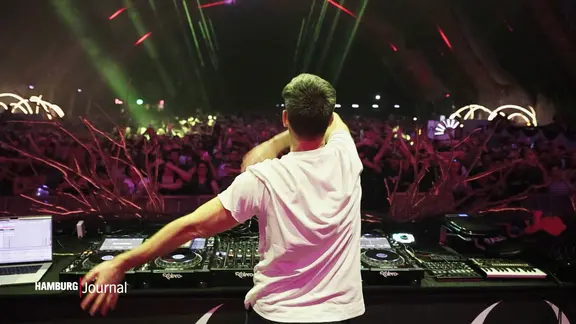 DJ Neelix während eines Auftritts.