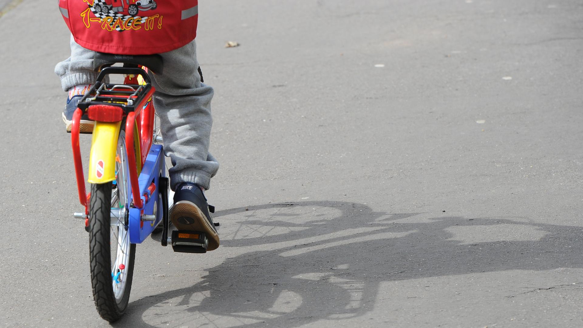 Ein Kind fährt auf einem Kinderfahrrad. | picture alliance / ZB | Jens Kalaene