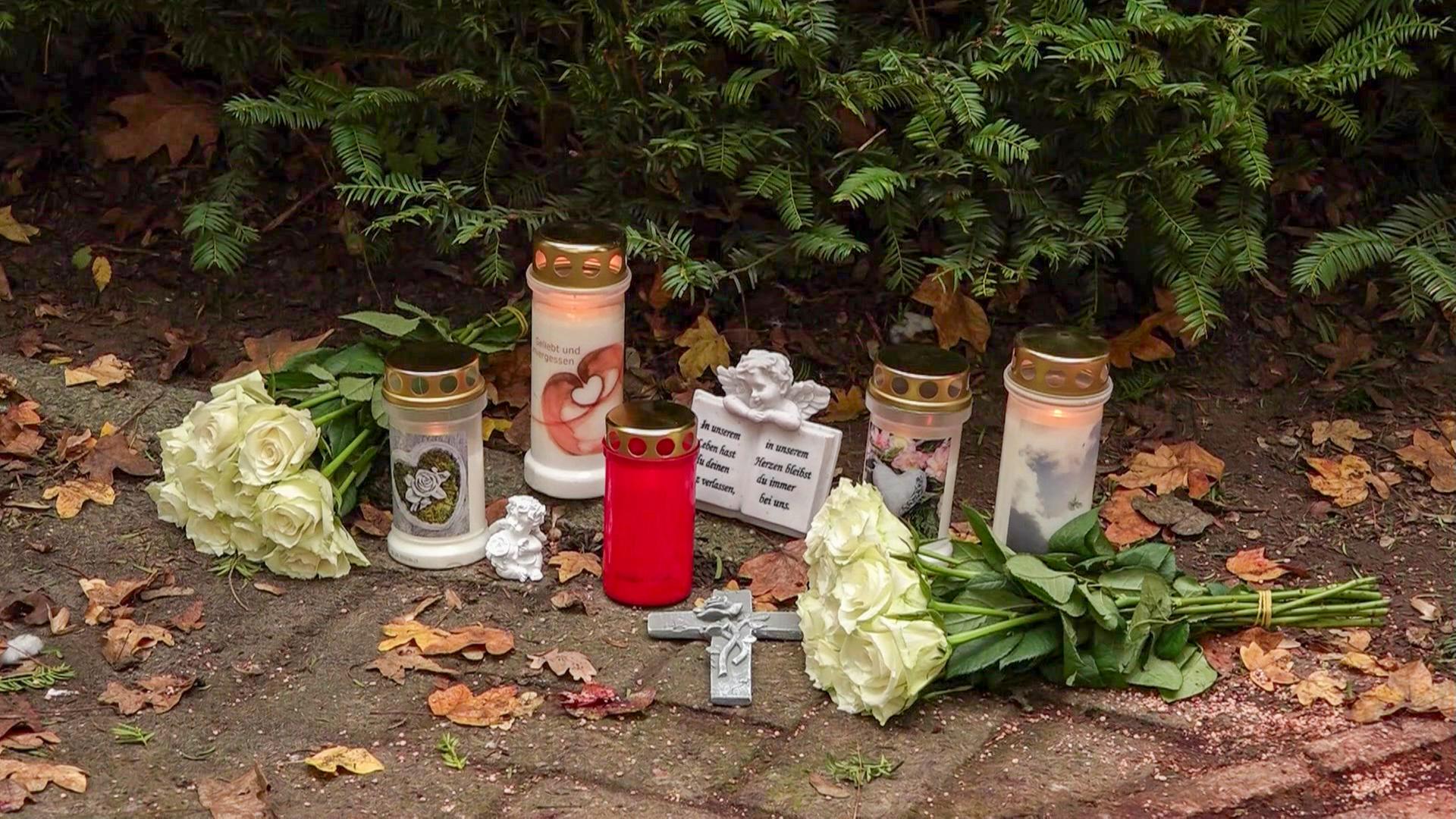 Kerzen und Blumen liegen an der Stelle, an der eine Frau in Bremen getötet wurde. | TeleNewsNetwork