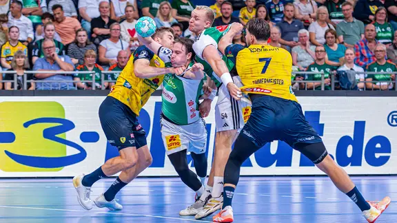 Hannovers Leif Tissier im Kampf um den Ball