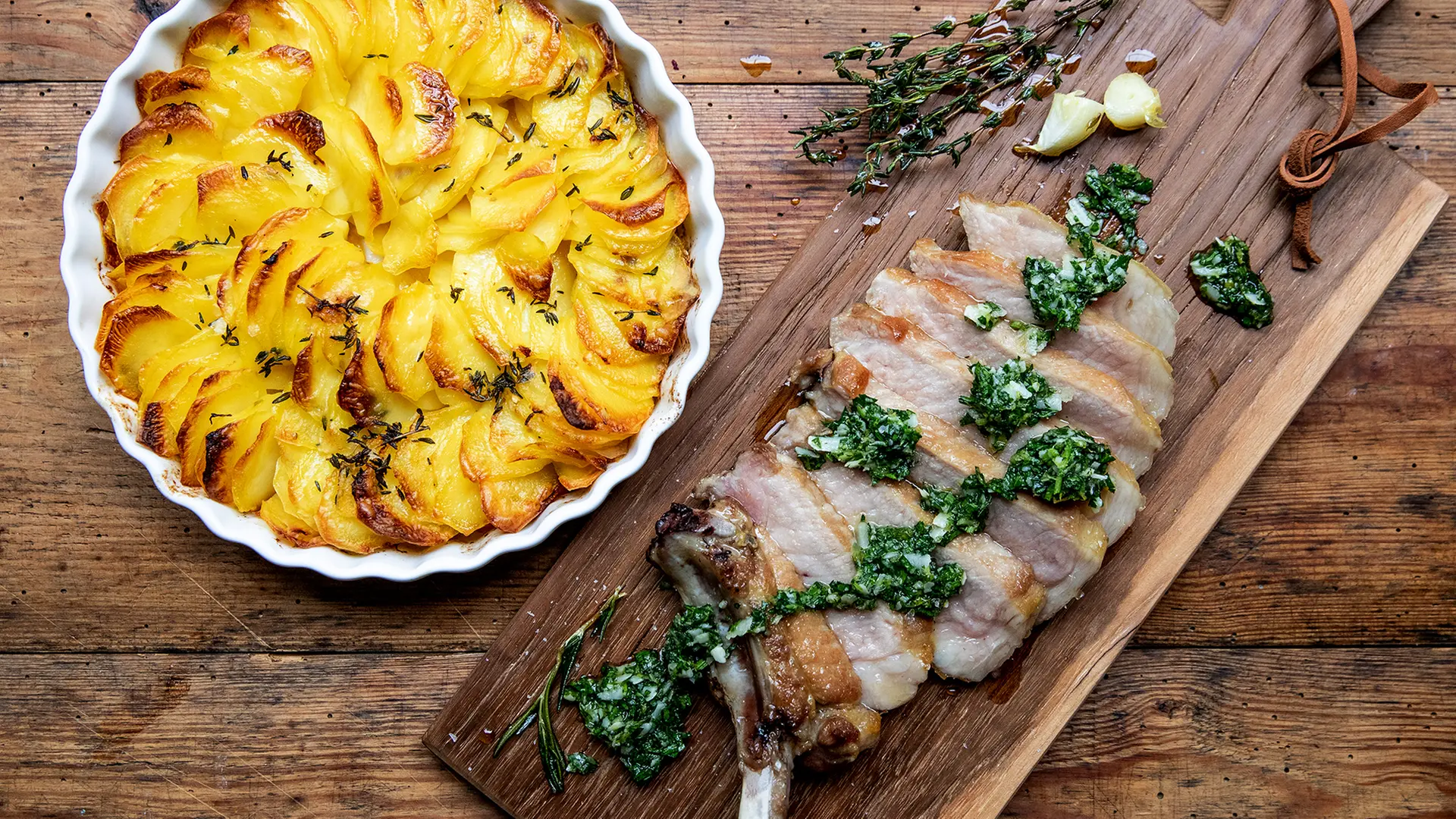 Glasierte Schweinekoteletts mit Kartoffelgratin und Gremolata | ndr.de