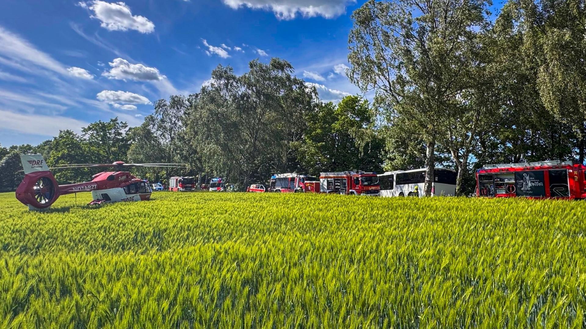 Rügen: Drei Verletzte bei Zusammenstoß von Bus und Auto