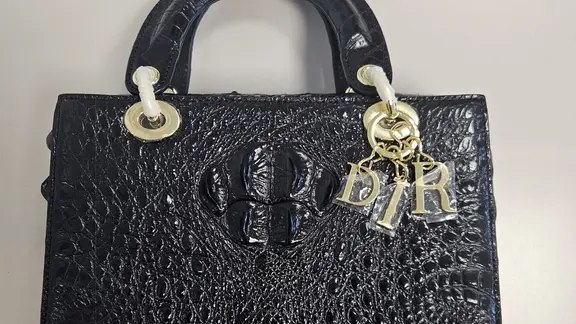Eine dunkle Handtasche