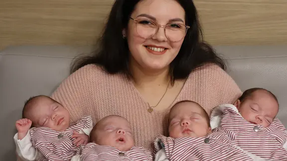 Die Vierlinge mit Mutter Vasilica-Florentina Imbrea im Sankt Marienhospital in Vechta.