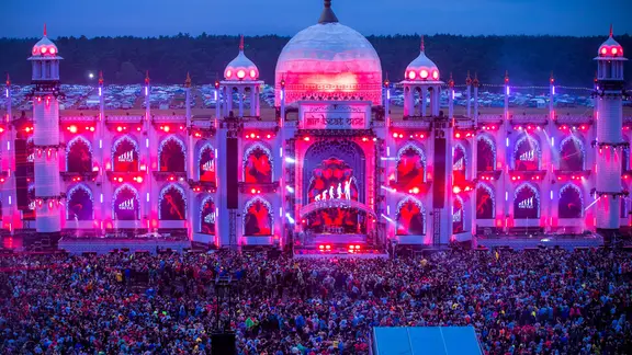 Das Bild zeigt die Party-Stimmung auf dem Airbeat One Festival in Neustadt-Glewe im Juli 2019.