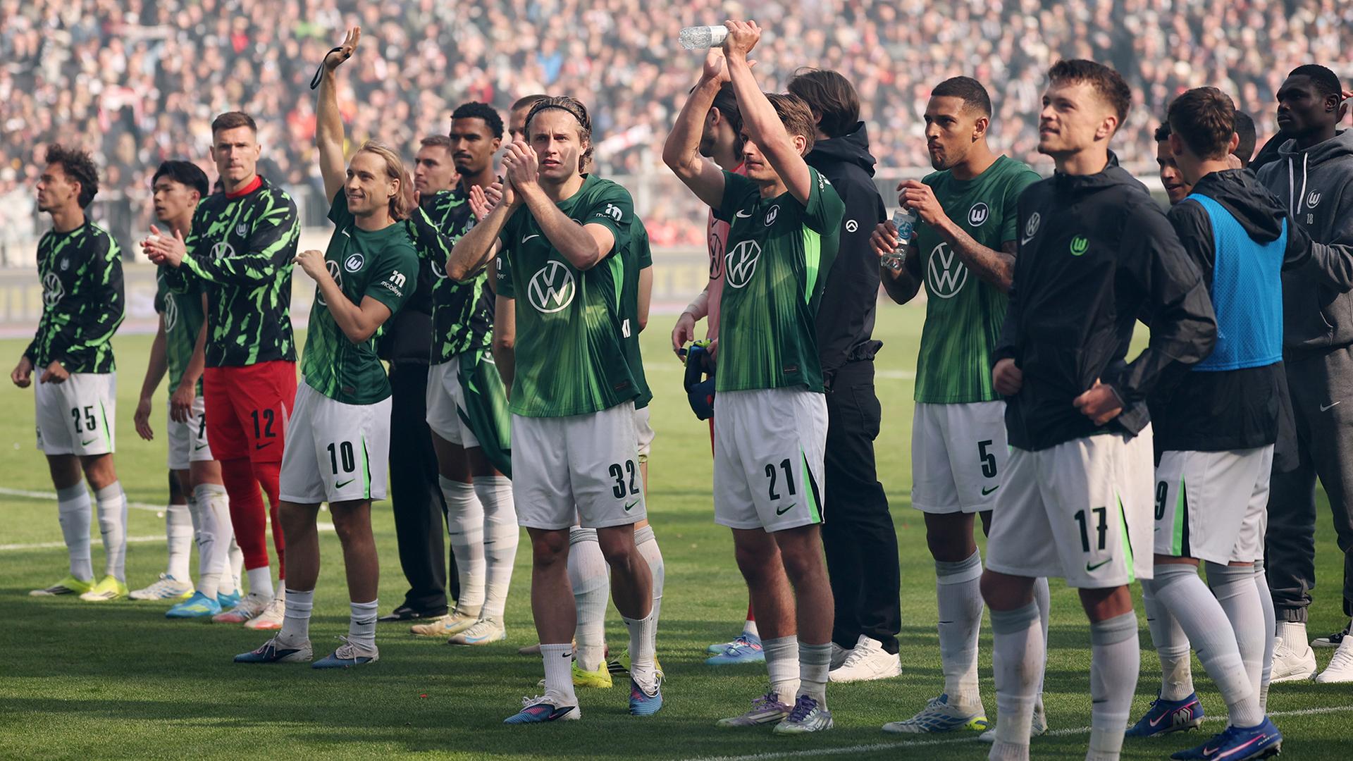 Die Spieler vom VfL Wolfsburg stehen nach dem Spiel vor ihren Fans | picture alliance/dpa | Christian Charisius