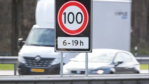 "Tempo 100 von 6 bis 19 Uhr" steht auf einem Verkehrsschild auf einer Autobahn an der Grenze zwischen den Niederlanden und Deutschland.