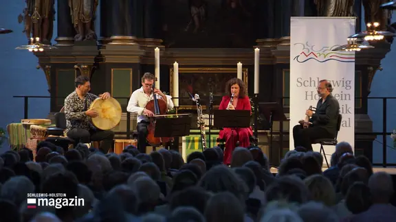 Das Ensemble FisFüz auf der Bühne.