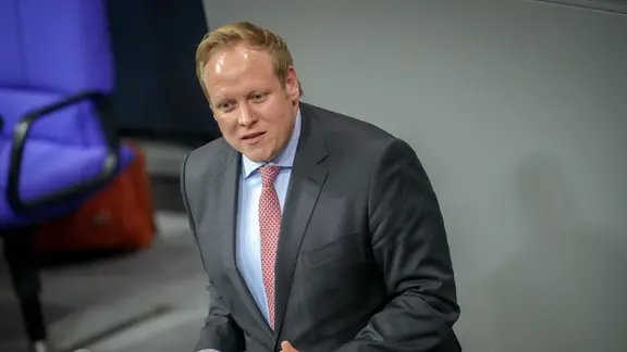 Der CDU-Politiker Tilman Kuban im Bundestag im Dezember 2024. | picture-alliance/Kay Nietfeld Der CDU-Politiker Tilman Kuban im Bundestag im Dezember 2024.