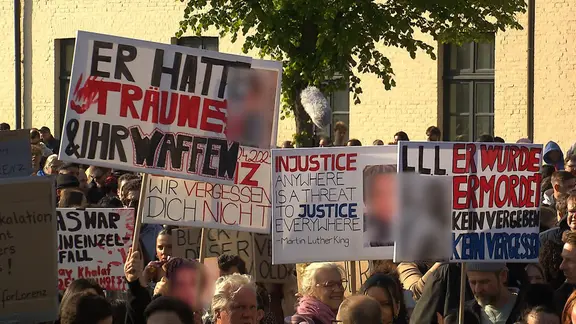 Zahlreiche Teilnehmer bei der Demonstration für den 21-jährigen Lorenz in Oldenburg. Lorenz wurde von der Polizei erschossen.