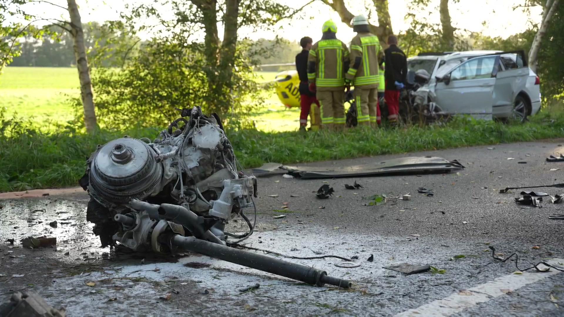 Bei einem Unfall bei Ahlhorn ist der Motor aus einem Auto gerissen worden. | NonstopNews