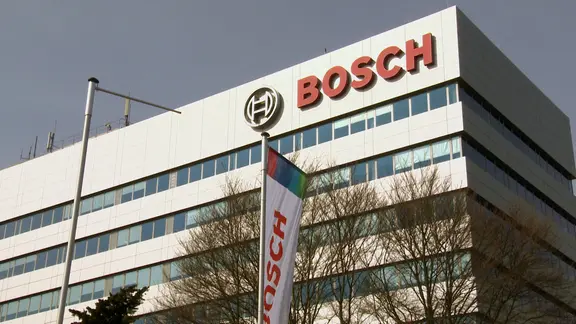 Das Bosch-Logo und der Schriftzug am Eingang zum Werk Hildesheim