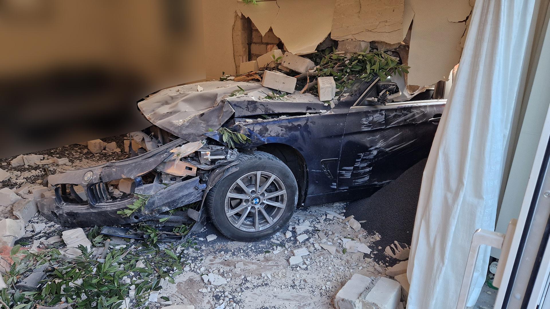 Autofahrerin durchbricht Hauswand - 210.000 Euro Schaden | ndr.de