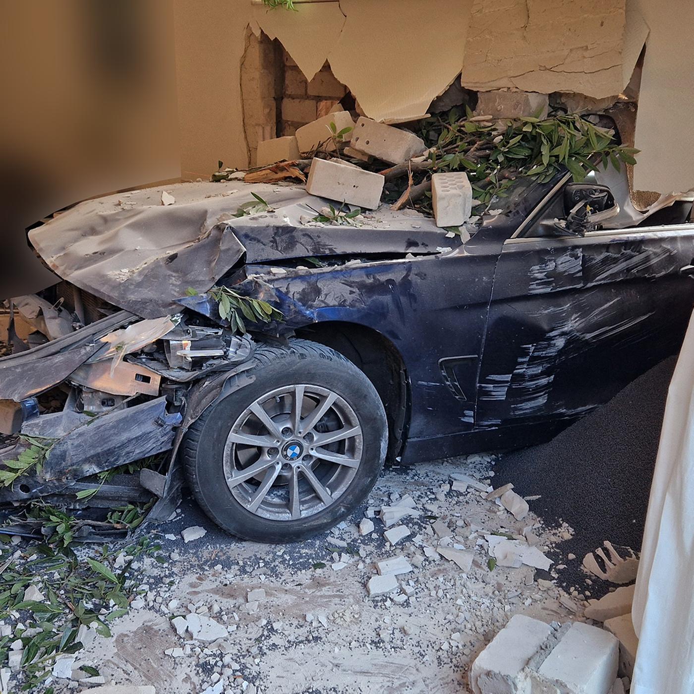 Autofahrerin durchbricht Hauswand - 210.000 Euro Schaden | ndr.de
