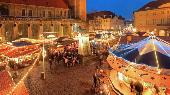 Blick auf einen Weihnachtsmarkt in Braunschweig. | picture alliance/imageBROKER/Günter Gräfenhain, Günter Gräfenhain Blick auf einen Weihnachtsmarkt in Braunschweig.