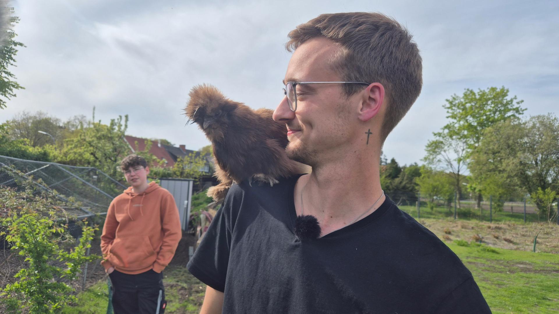 Garteninfluencer Felix Wilming mit einem Huhn auf der Schulter | NDR